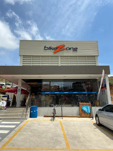 Entrada ampla da BikeZoneBrasil com vagas de estacionamento na Av. Gentil Bicalho