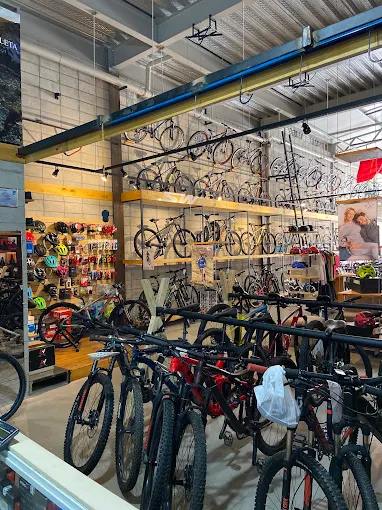 Showroom com bicicletas mountain bike e vestuário de ciclismo